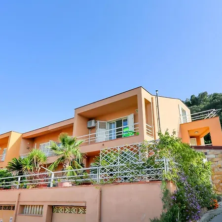 A Casa Nostra Cefalù
